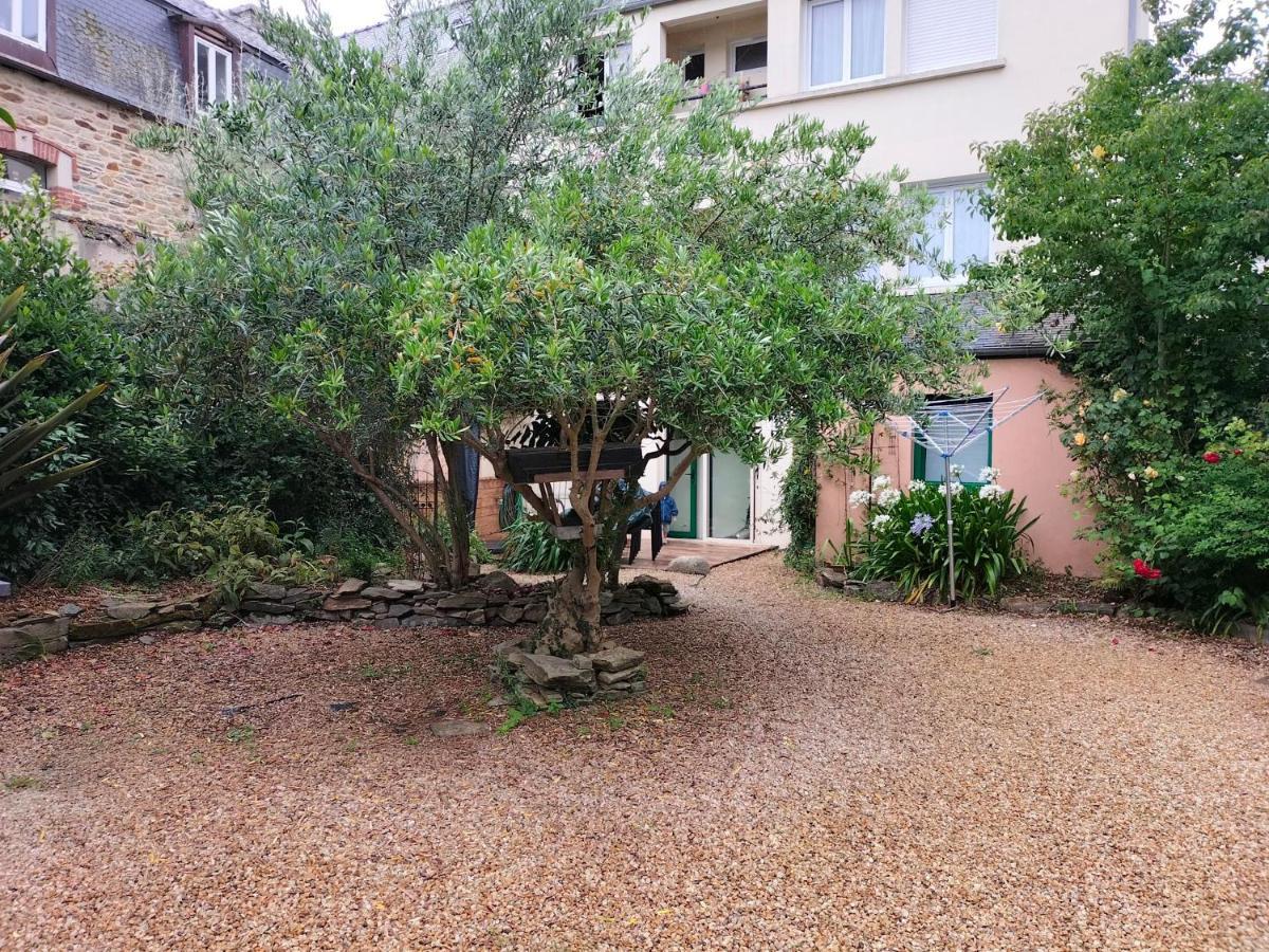 Appartement Au Centre Ville Avec Un Beau Jardin Prive Lannion Buitenkant foto
